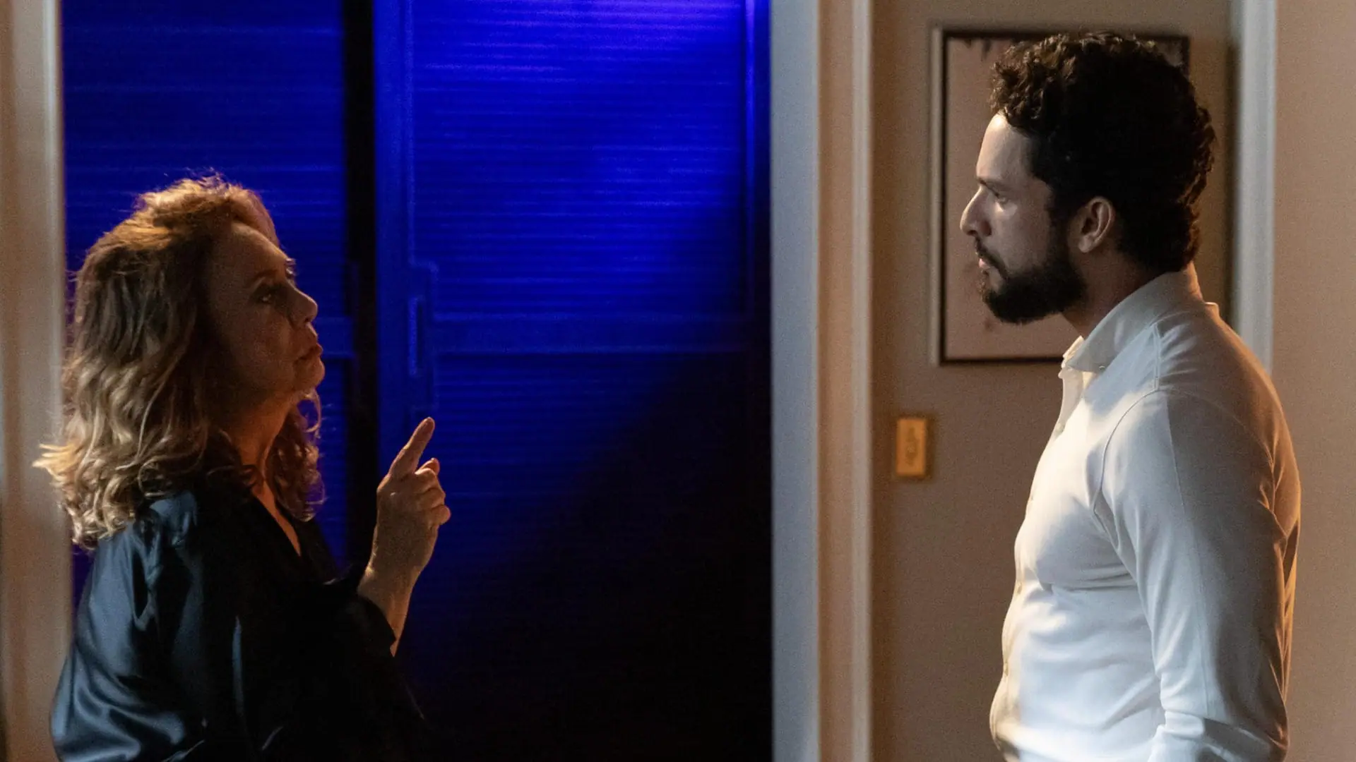 Agatha (Eliane Giardini) e Luigi (Rainer Cadete) em Terra e Paixão
