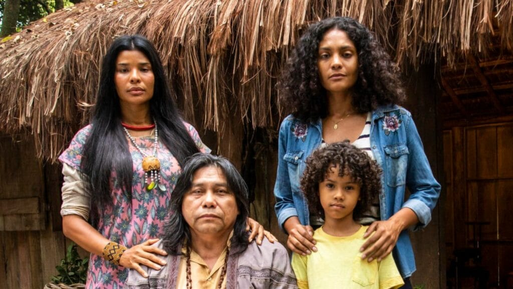 Iraê (Suyane Moreira), Jurecê (Daniel Munduruku), Aline (Barbara Reis) e João (Matheus Assis) em Terra e Paixão