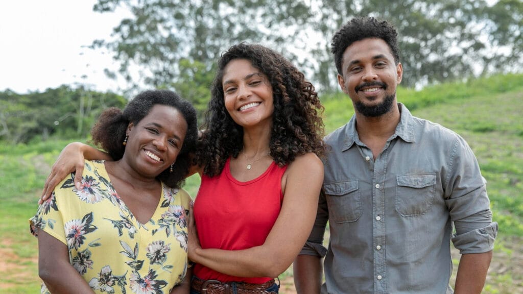 Lúcio (Renan Mota), Aline (Barbara Reis) e Jussara (Tatiana Tiburcio) em Terra e Paixão