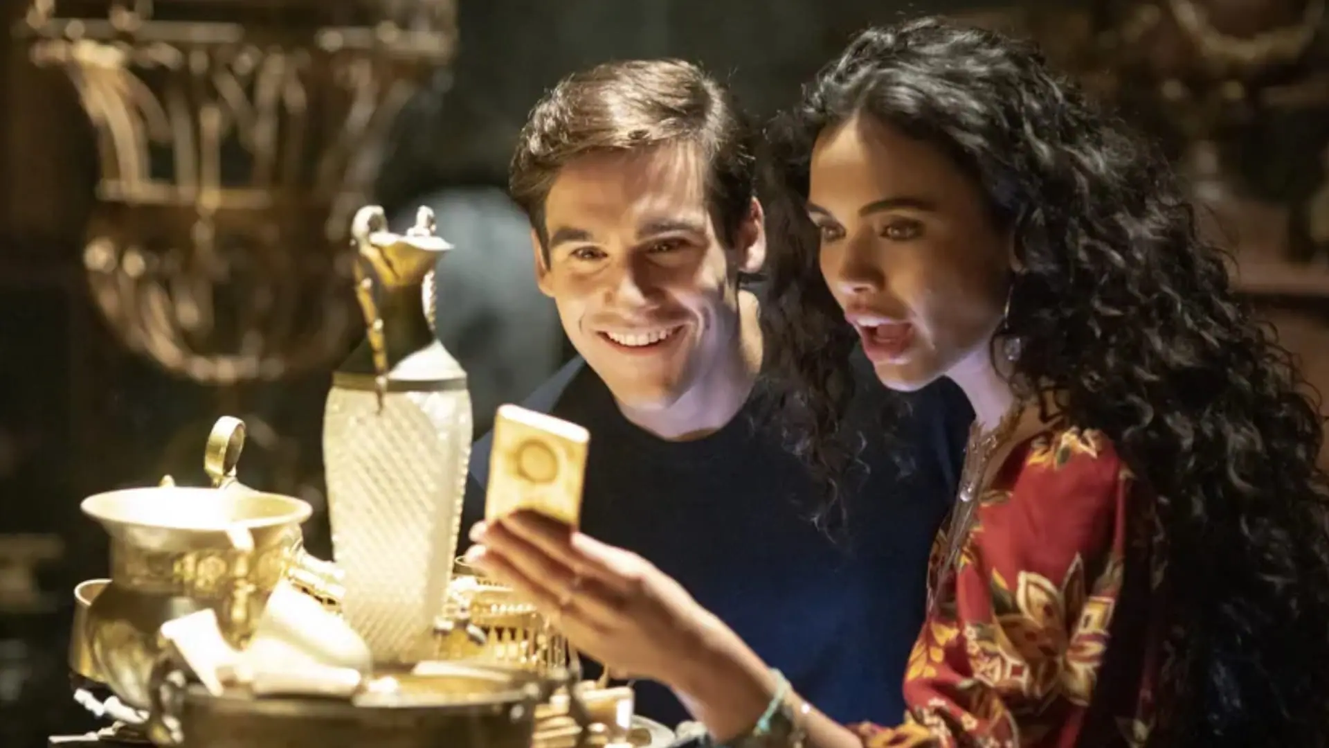 Luna (Giovana Cordeiro) e Miguel (Nicolas Prattes) com o tesouro em Fuzuê