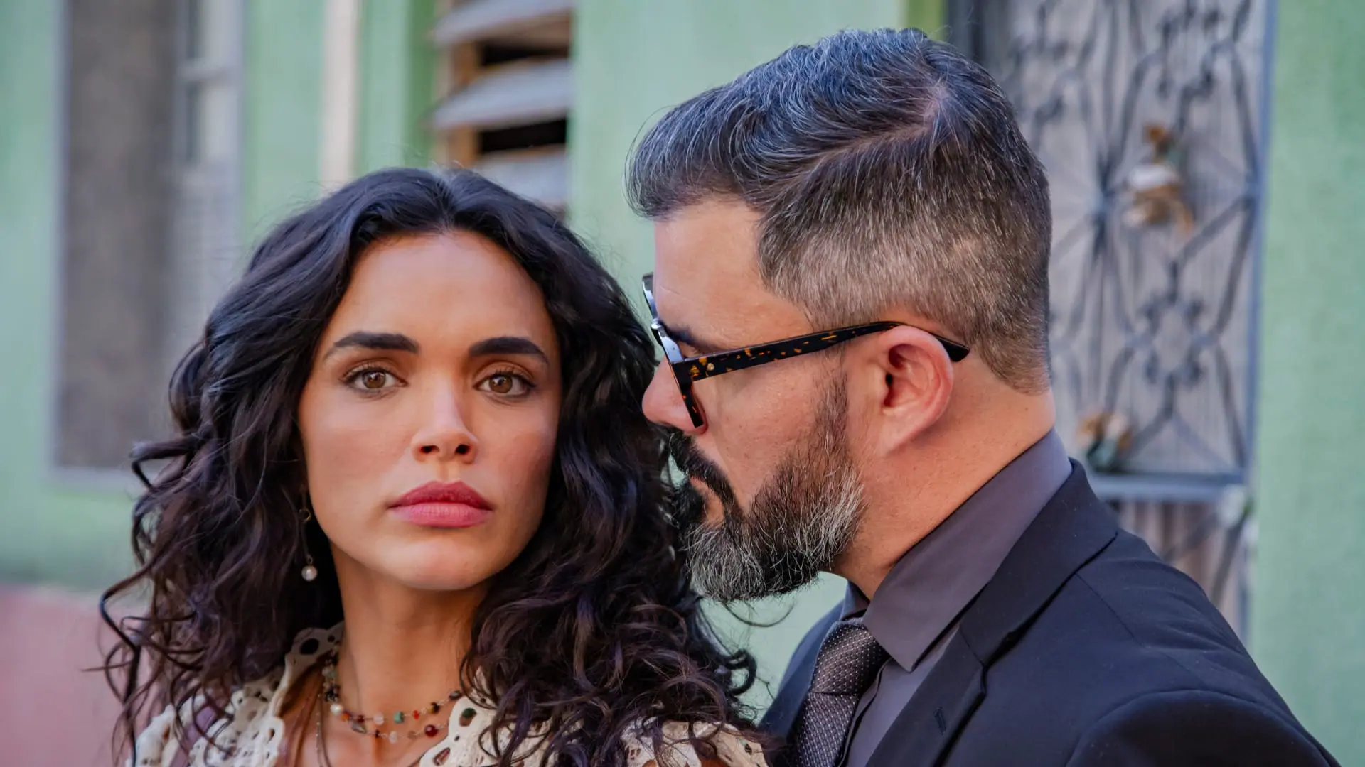 Luna (Giovana Cordeiro), tensa, diante de Pascoal (Juliano Cazarré) em Fuzuê