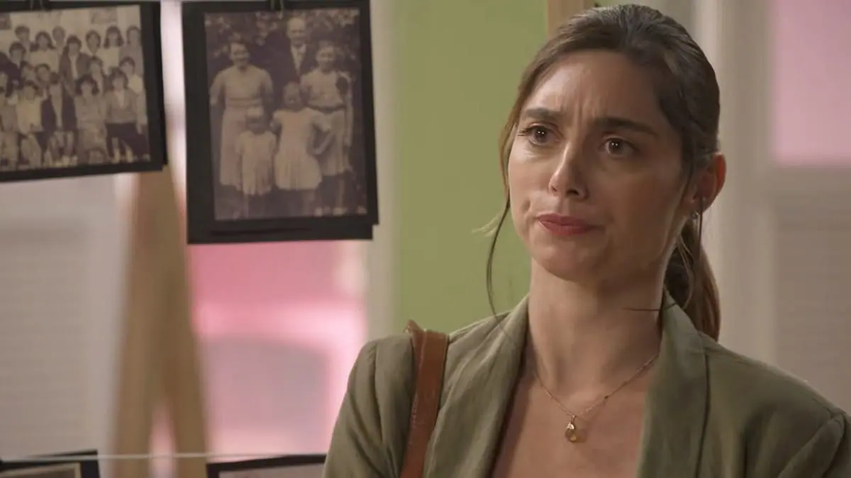 Mariana (Juliana Schalch) em A Infância de Romeu e Julieta
