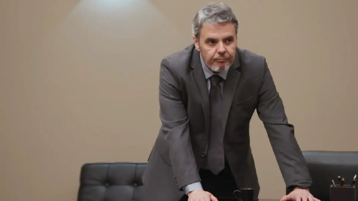 Roberto (Cassio Gabus Mendes) em Elas por Elas.