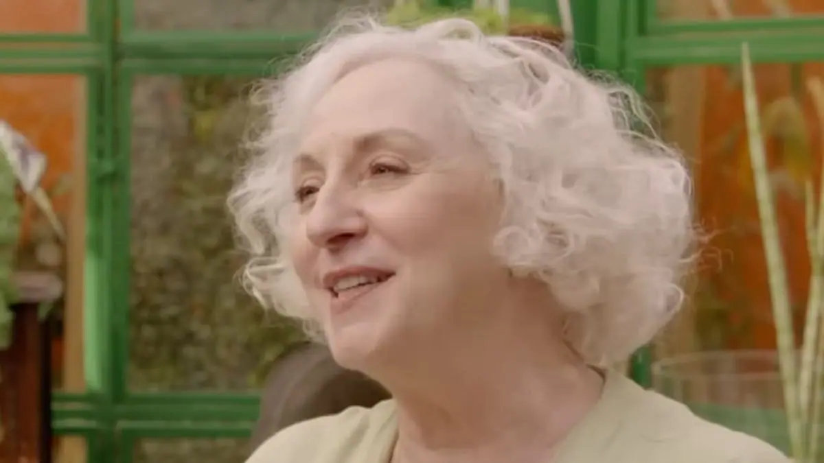 Clara (Lu Grimaldi) em A Infância de Romeu e Julieta