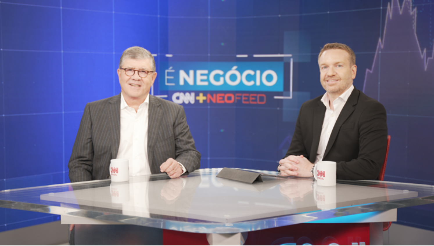 Carlos Sambrano (à direita) recebe Rubens Ometto (à esquerda) na estreia do programa É Negócio