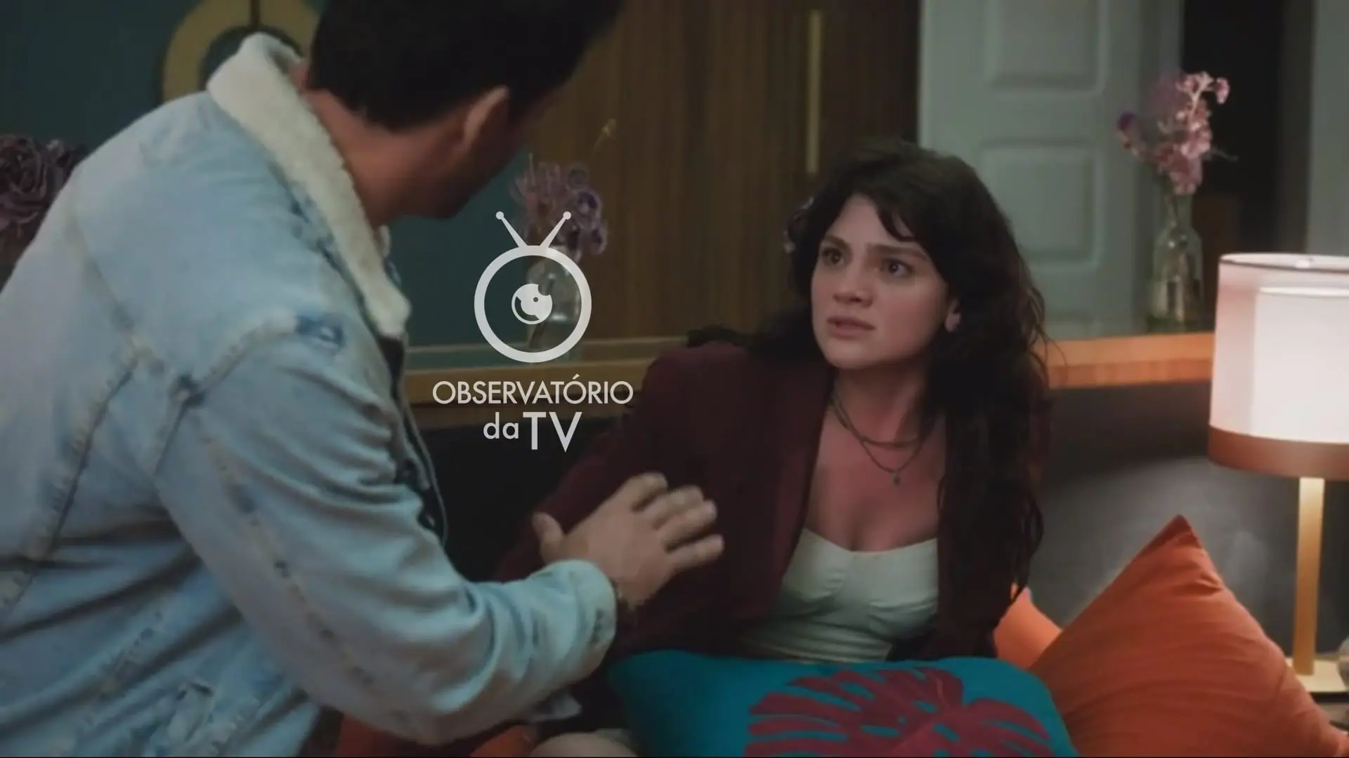 Caio (Cauã Reymond) e Petra (Debora Ozório) de Terra e Paixão