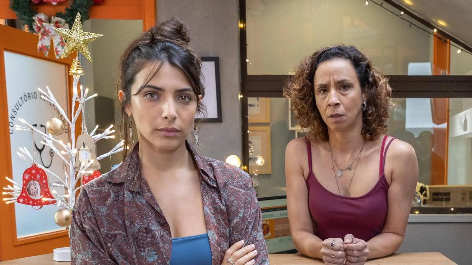 Ísis (Rayssa Bratillieri) e Adriana (Thalita Carauta) em Elas por Elas