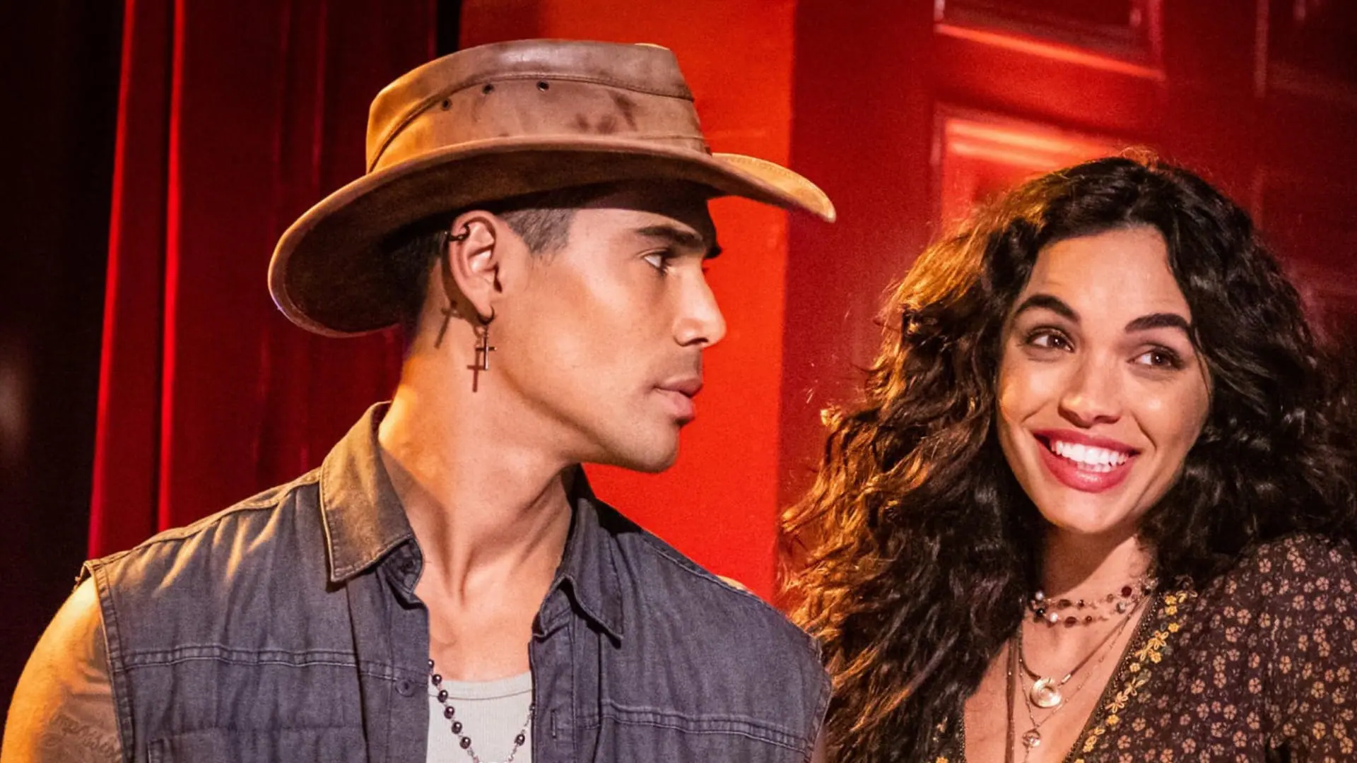Luna (Giovana Cordeiro) e Jefinho (Micael Borges) em Fuzuê