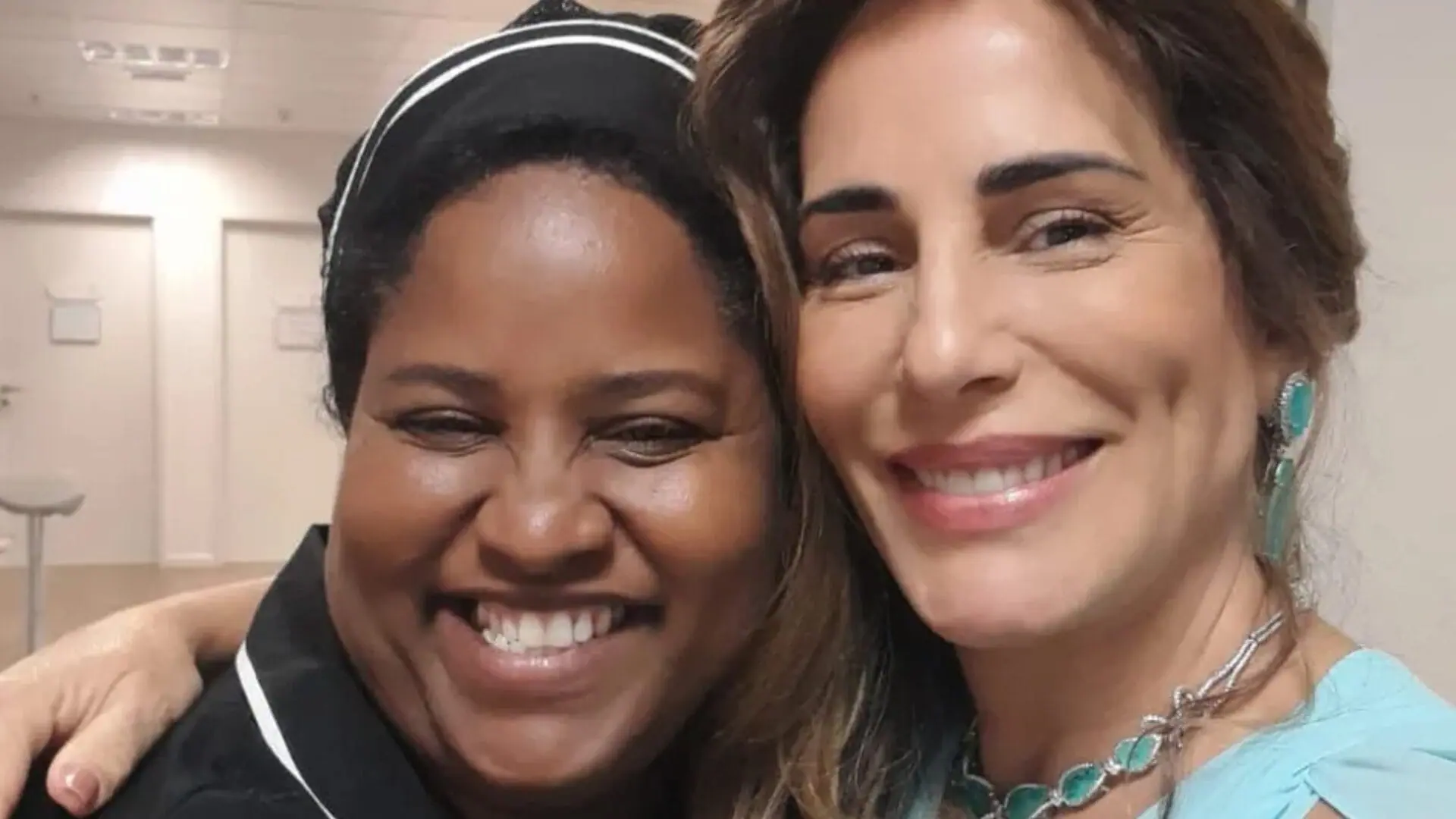 Neide (Luciana Malcher) e Irene (Gloria Pires) em Terra e Paixão