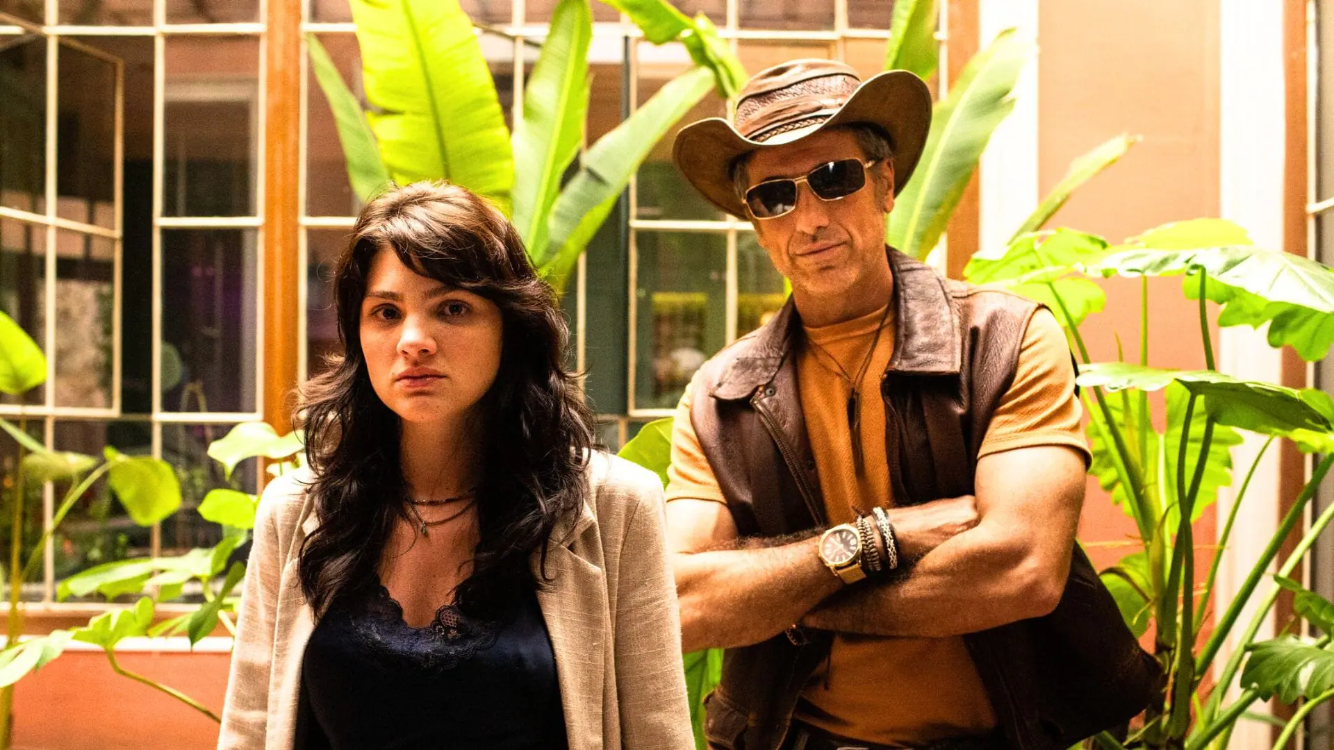 Petra (Débora Ozório) e Dirceu (Eriberto Leão) em Terra e Paixão