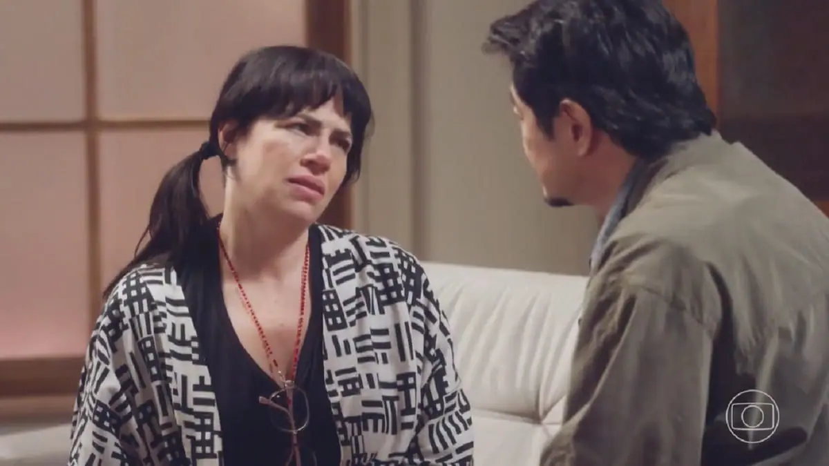 Carol (Karine Teles) e Ulisses (Chao Chen) em Elas por Elas