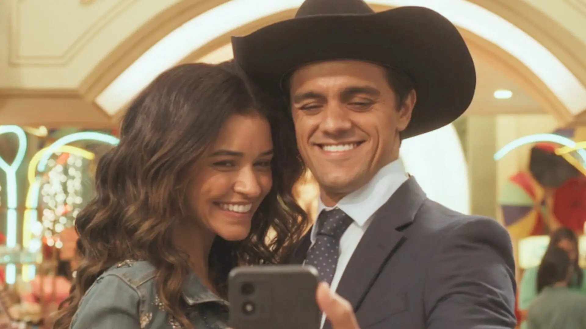 Heitor (Felipe Simas) e Selena (Talita Younan) em Fuzuê