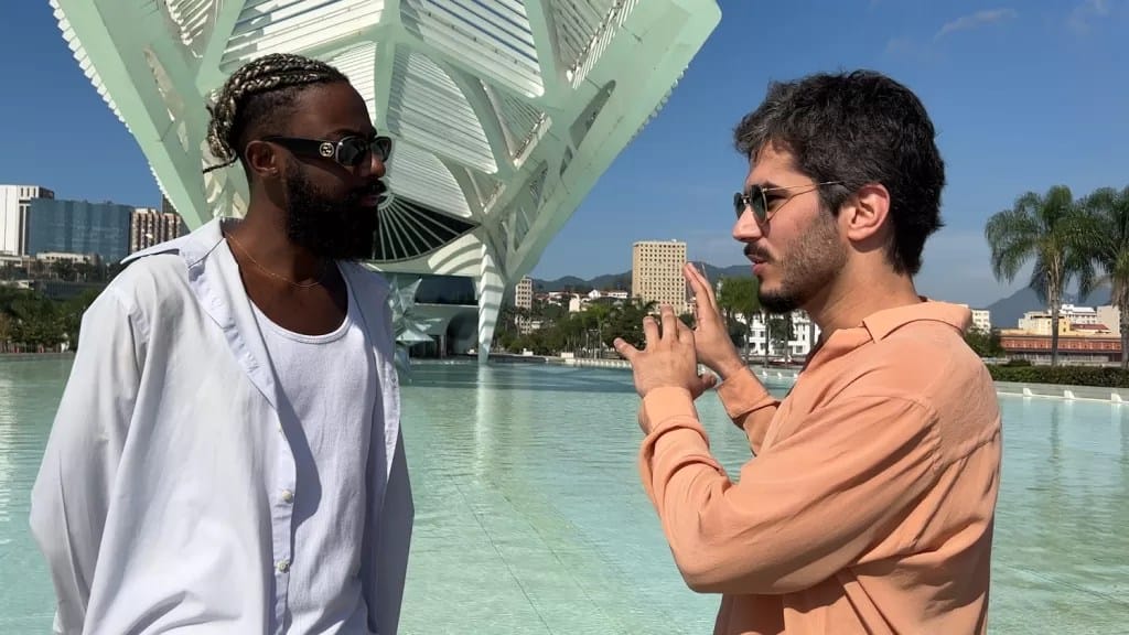 Artista pl&aacute;stico Elian Almeida e Bruno Barro na zona portu&aacute;ria do Rio (Divulga&ccedil;&atilde;o/ TV Brasil)