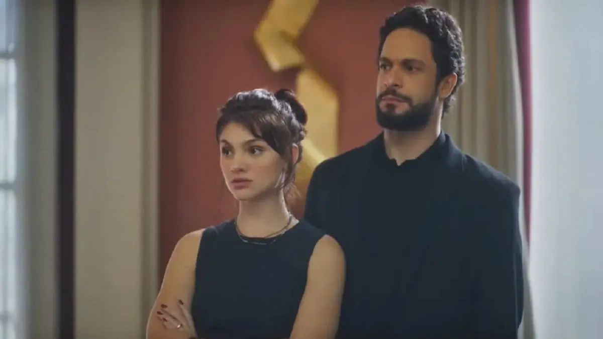 Luigi (Rainer Cadete) e Petra (Debora Ozório) em Terra e Paixão