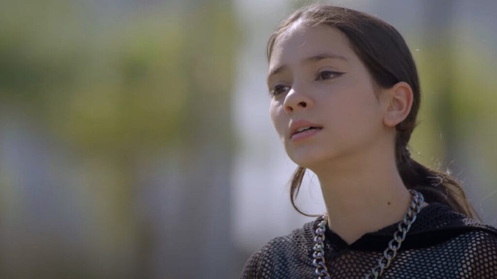 Karen (Jolie) em A Infância de Romeu e Julieta