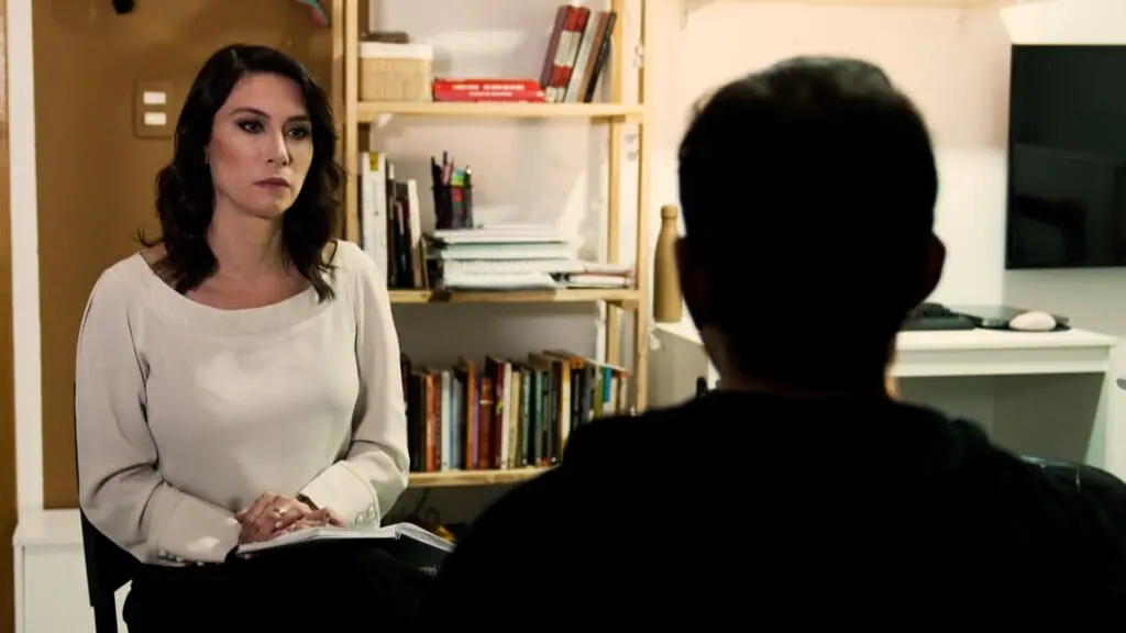 Thais Furlan conversa com uma das vítimas do médico