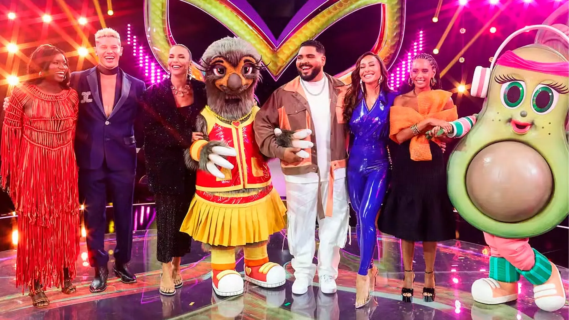 Kenya Sade, José Loreto, Ivete Sangalo, Bicho Preguiça, Paulo Vieira, Sabrina Sato, Taís Araujo e Mamãe Abacate no palco do The Masked Singer Brasil