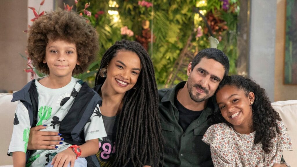 A família de Tom (Renato Góes) em Família é Tudo