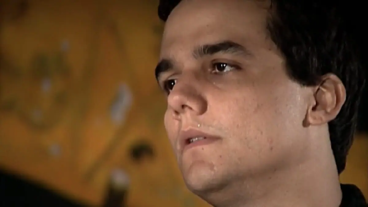 Olavo (Wagner Moura) em Paraíso Tropical.