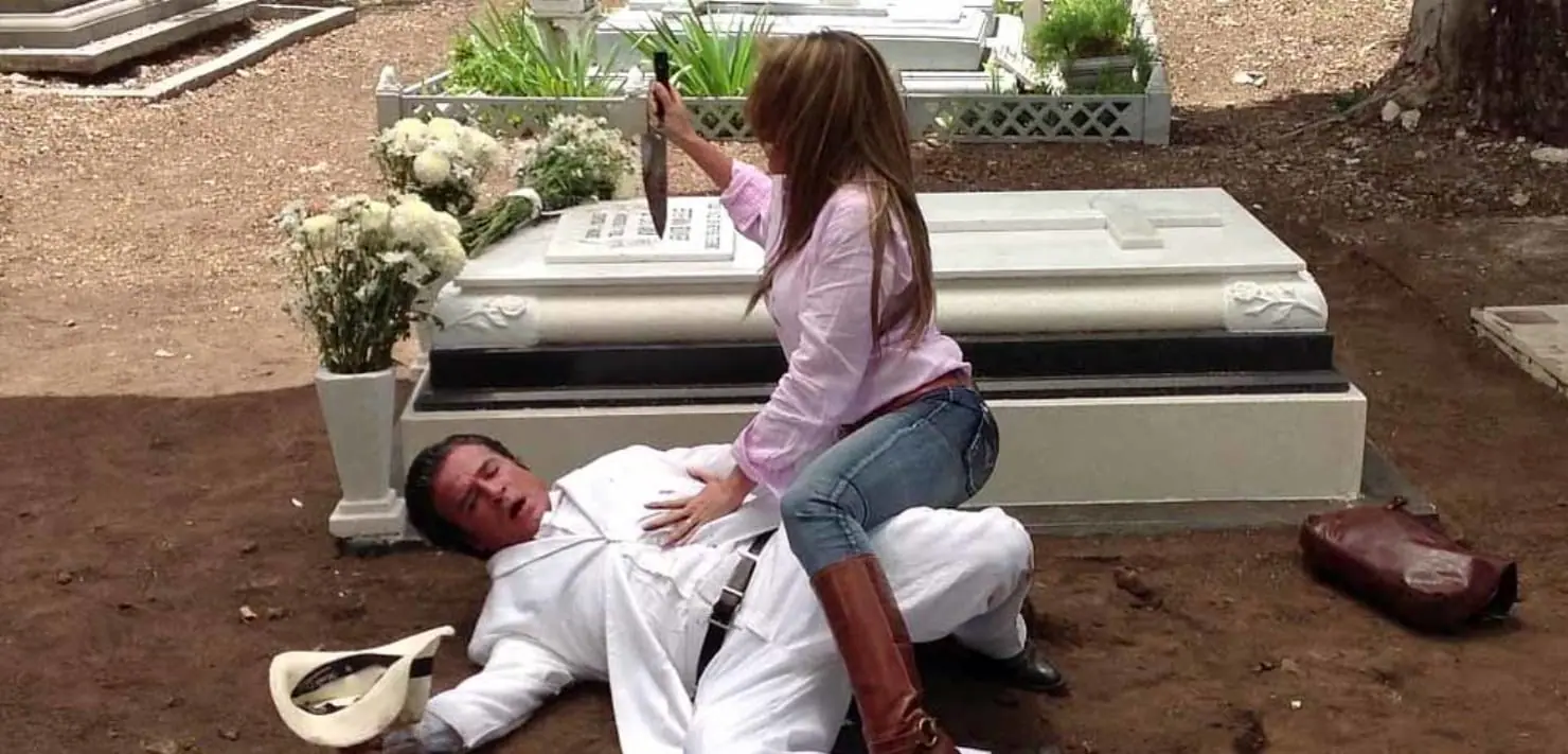 Carmem (Sabine Moussier) mata Lupe (René Casados) em Abismo de Paixão