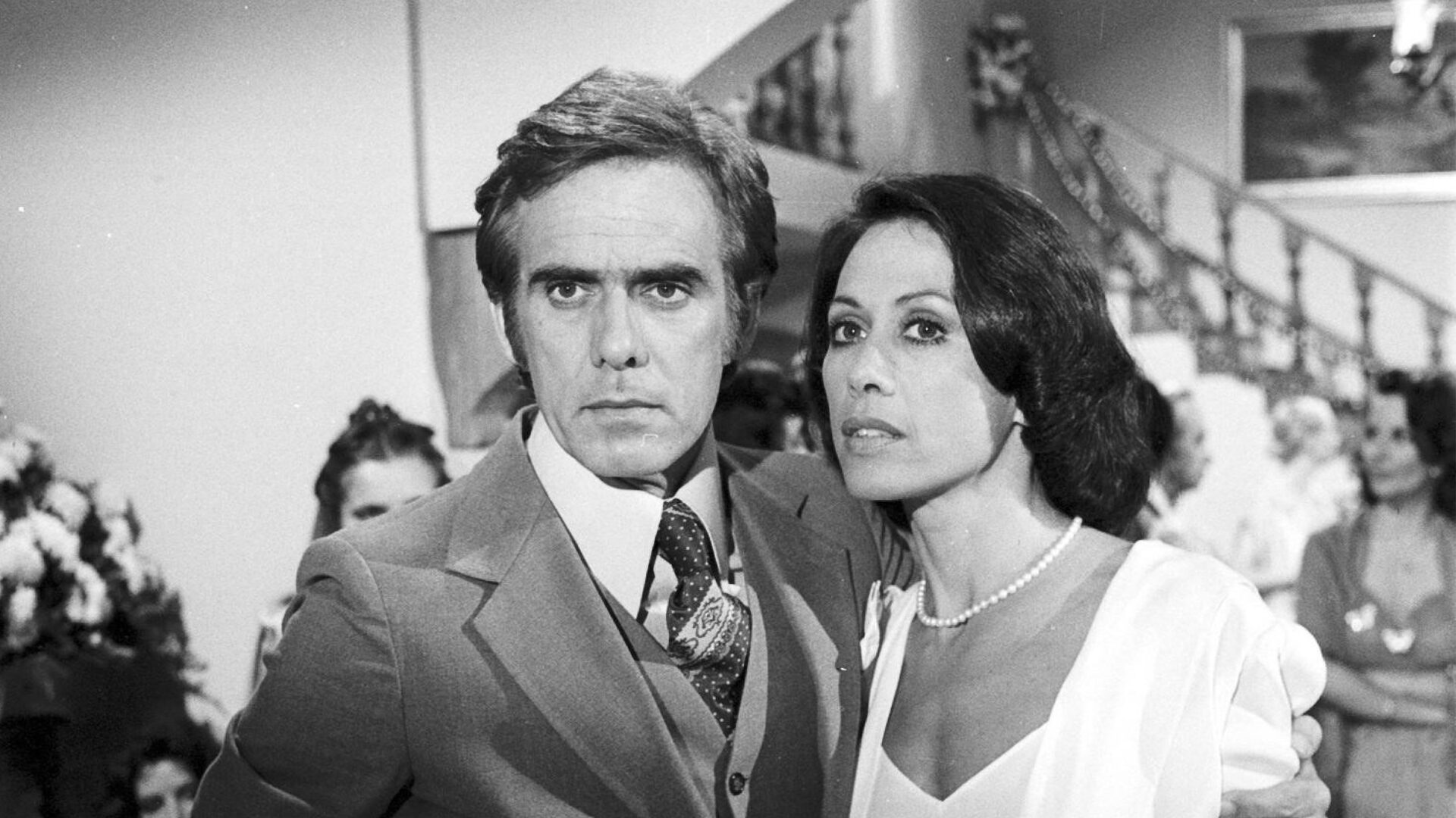 Dina Sfat e Francisco Cuoco em Os Gigantes