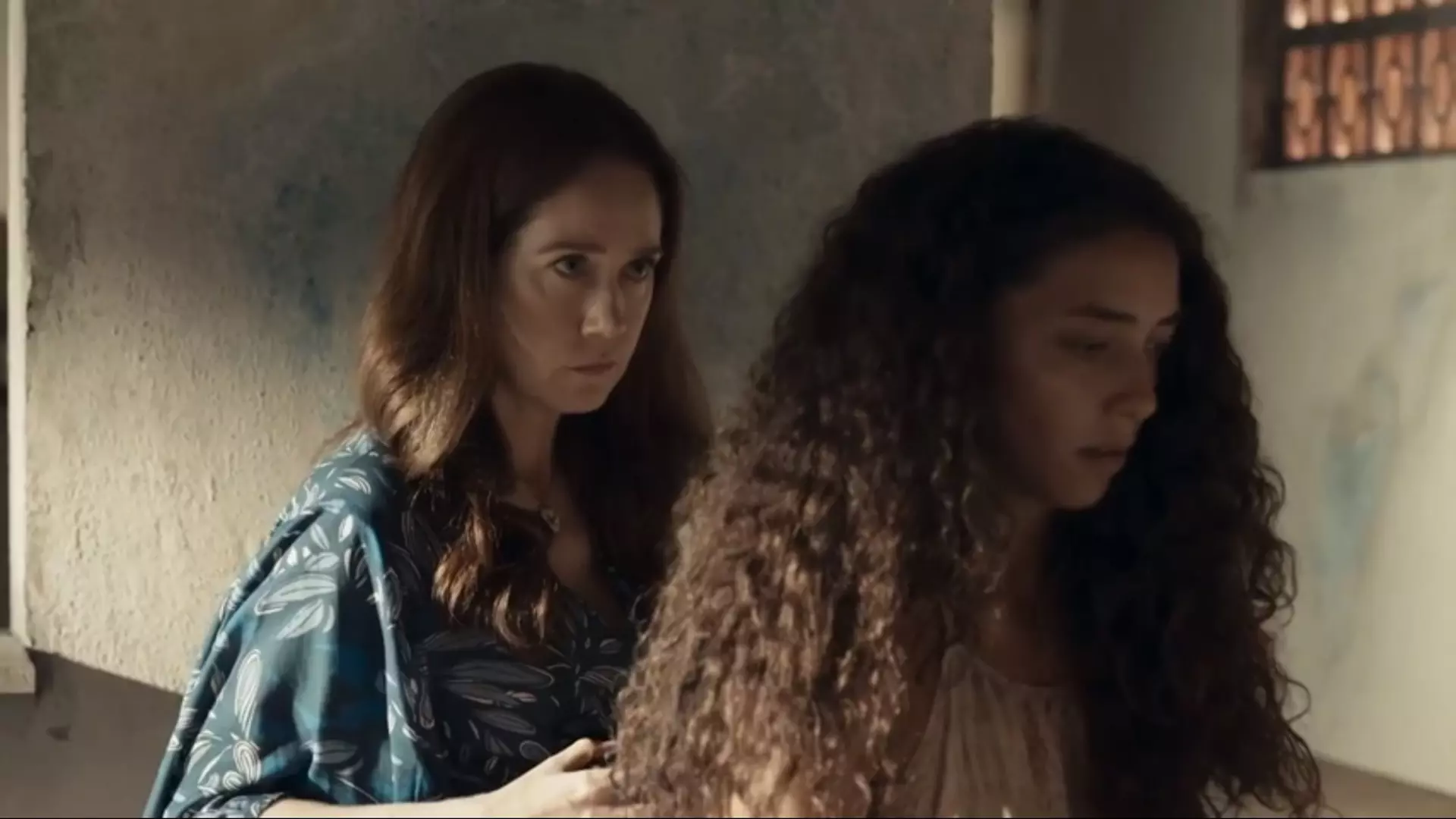 Dona Patroa (Camila Morgado) e Joana (Alice Carvalho) de Renascer