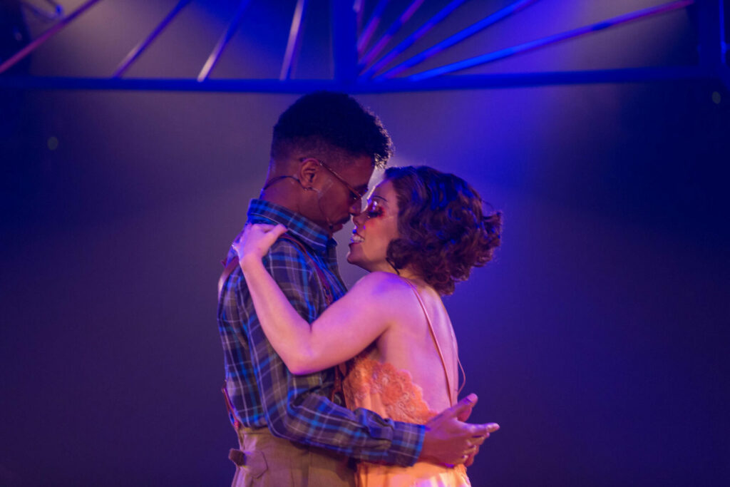 Ícaro Silva (Cliff) e Fabi Bang (Sally) em Cabaret no Kit Kat Club