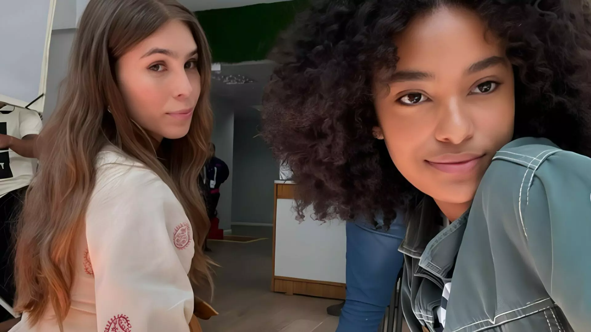 Buba (Gabriela Medeiros) e Teca (Lívia Silva) em Renascer