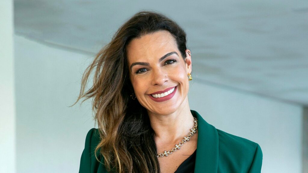 Livia Rossy é Gina em Família é Tudo
