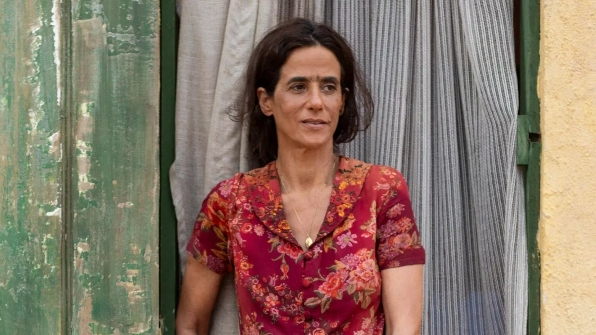 Salete (Mariana Lima) em No Rancho Fundo
