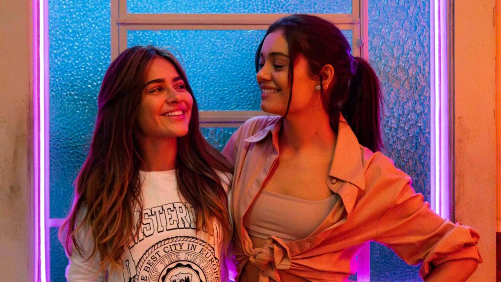 Sandra (Giullia Buscacio) e Eliana (Sophie Charlotte) em Renascer