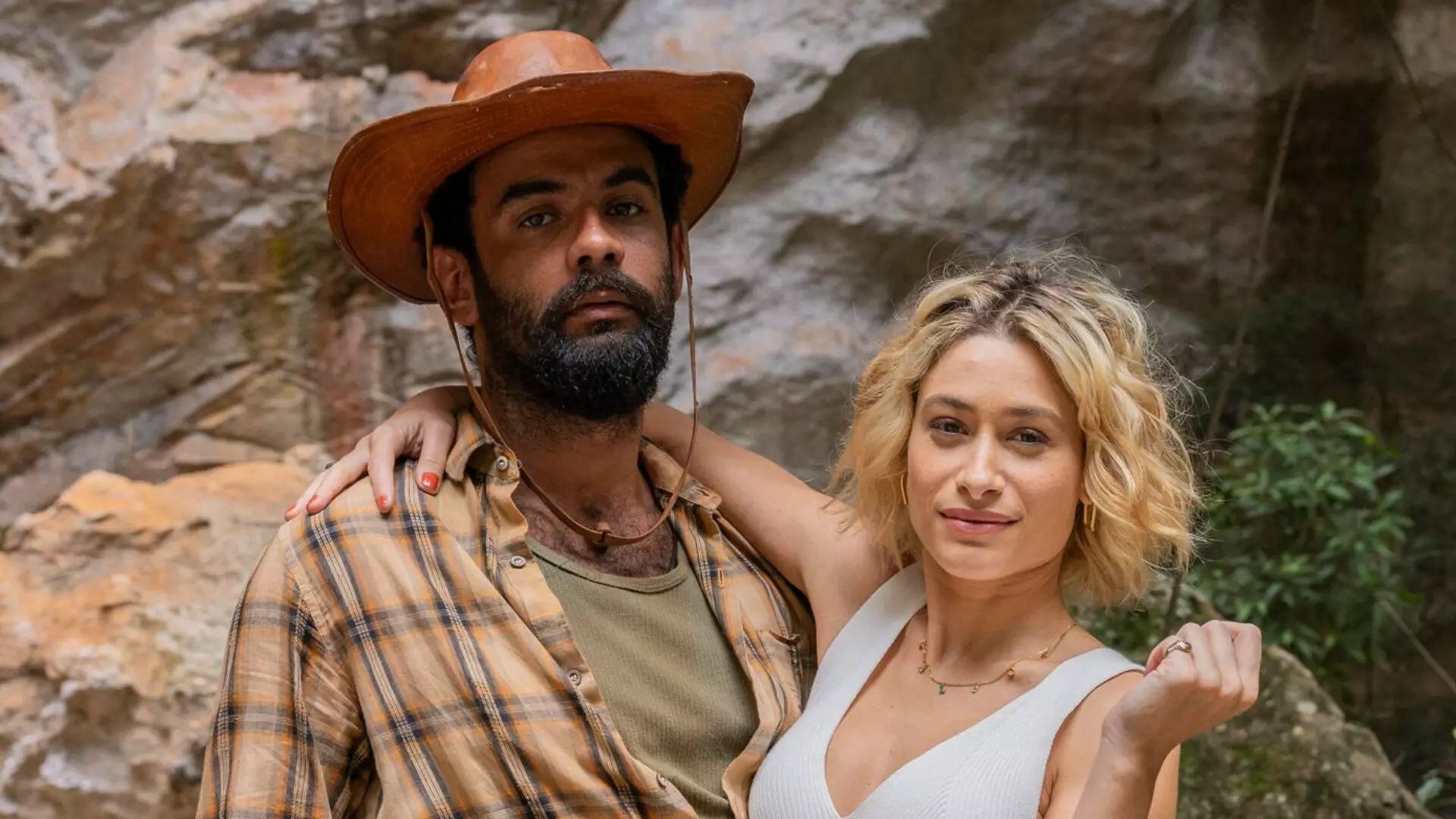 Zé Beltino (Igor Fortunato) e Blandina (Luisa Arraes) em No Rancho Fundo