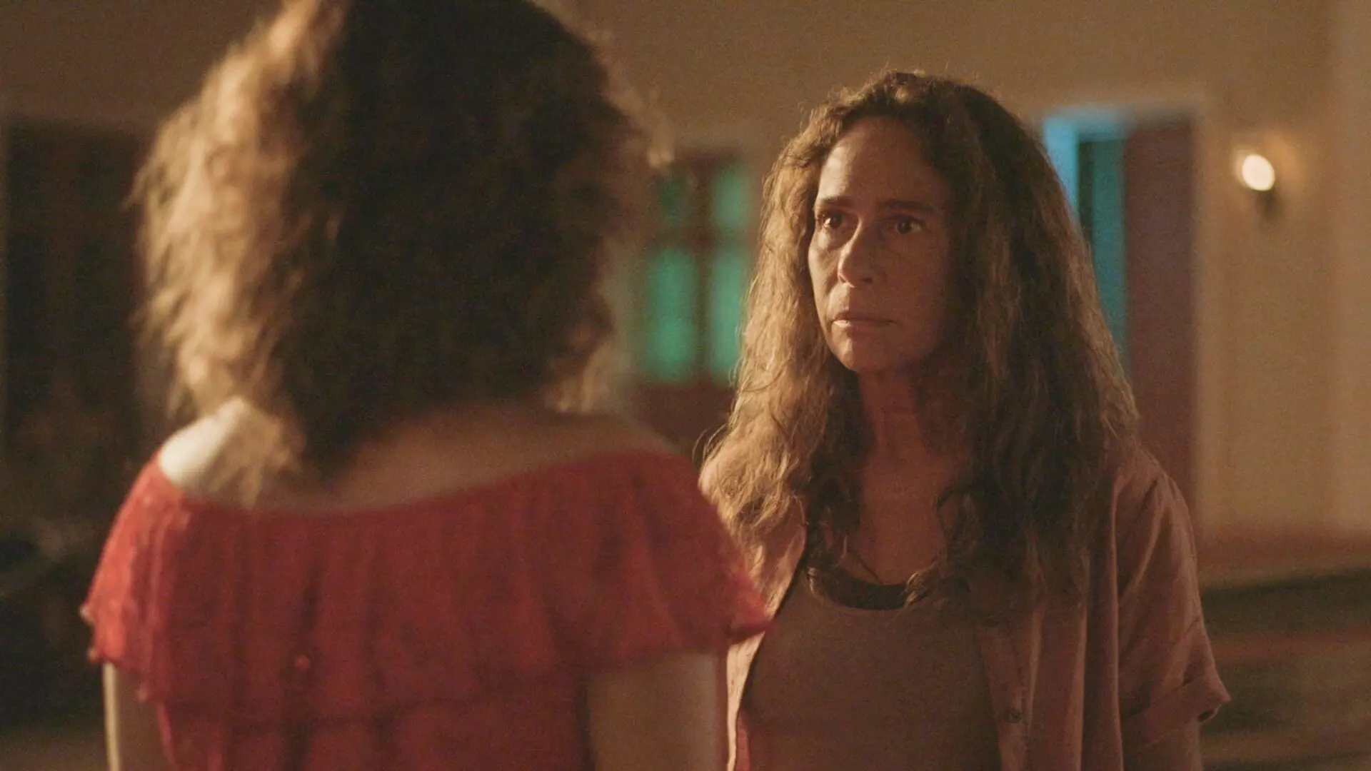 Zefa Leonel (Andrea Beltrão) e Deodora (Debora Bloch) em No Rancho Fundo