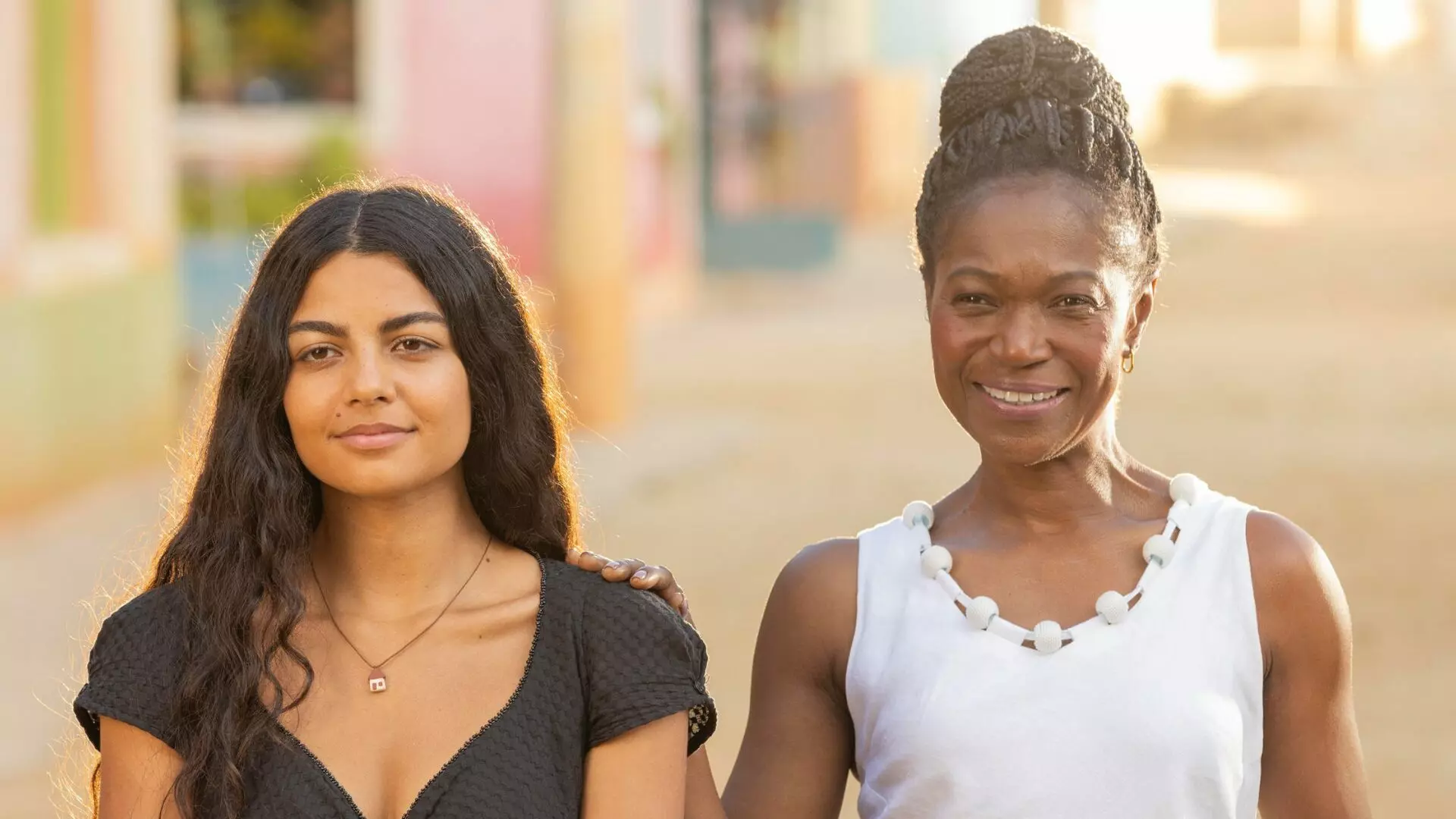 Manuela (Valdineia Soriano) e Quinota (Larissa Bocchino) em No Rancho Fundo