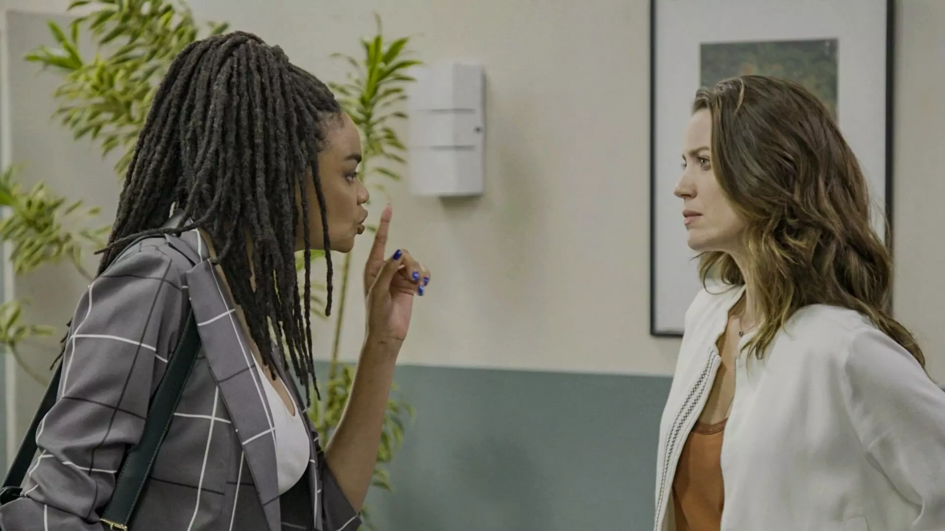 Paulina (Lucy Ramos) e Vênus (Nathalia Dill) em Família É Tudo