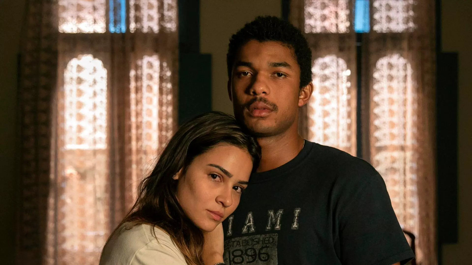 Sandra (Giullia Buscacio) e João Pedro (Juan Paiva)