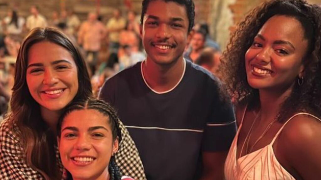 Sandra, Zinha, João Pedro e Professora Lu em Renascer