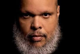 Ed Motta fala asneira e se desculpa de novo