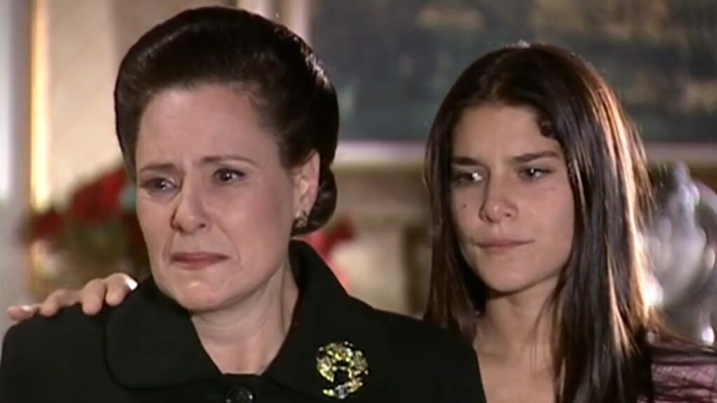Agnes (Elizabeth Savala) e Serena (Elizabeth Savala) de Alma Gêmea