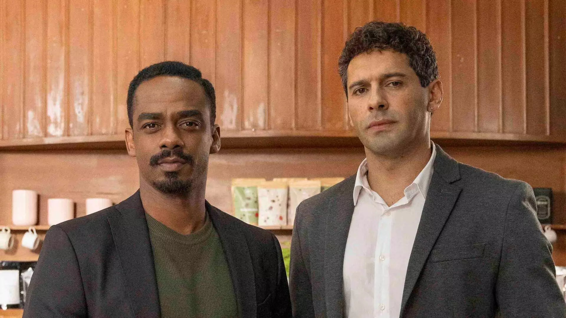 Hans (Raphael Logam) e Ernesto (João Baldasserini)