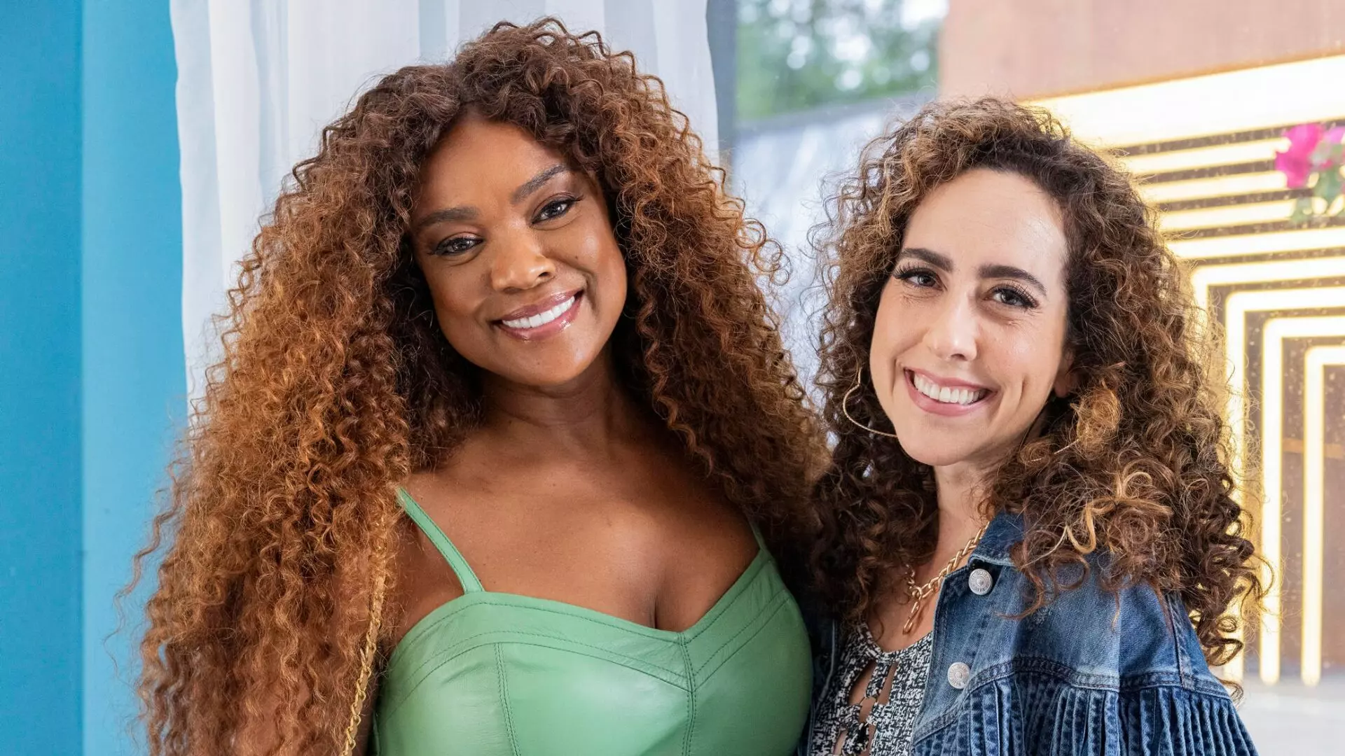 Lulu (Cris Vianna) e Sheila (Marianna Armellini) em Família É Tudo