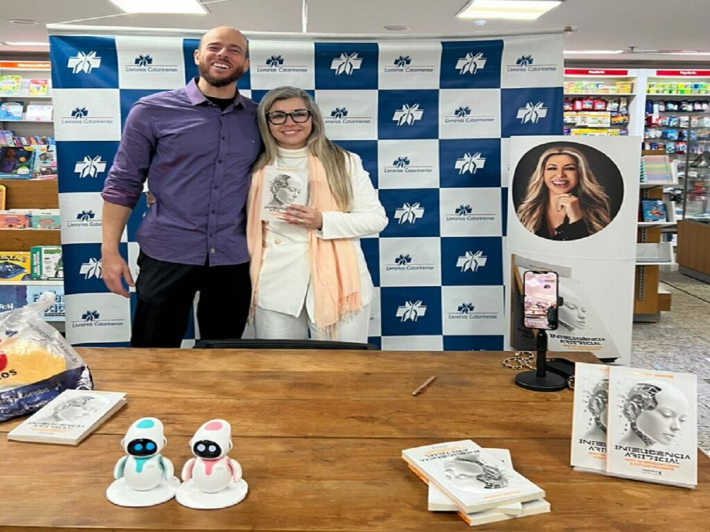 A escritora Juliana Serafim e convidado do lançamento de 'Inteligência Artificial - Guia de Negócios para o Futuro Presente'