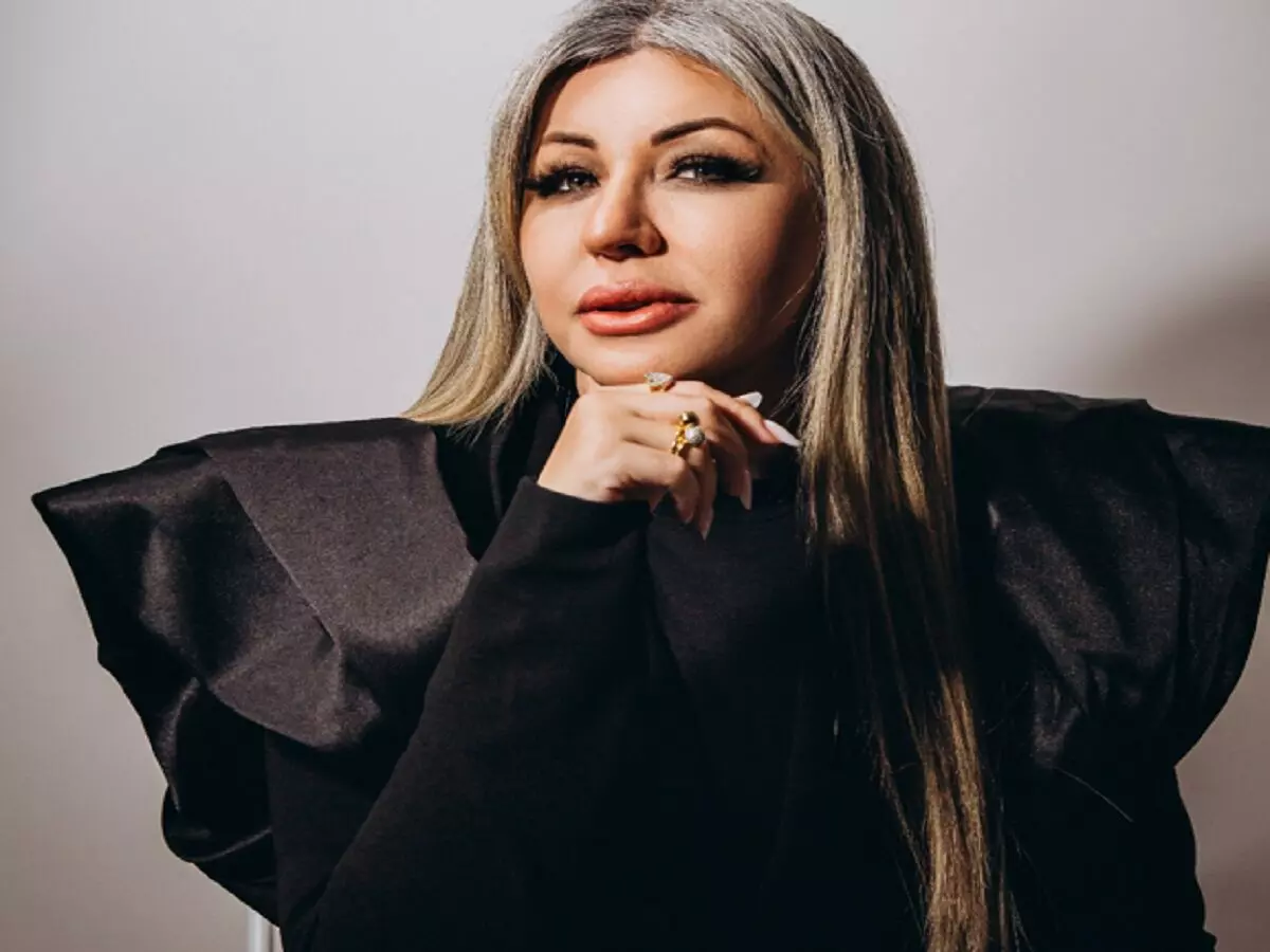 A escritora Juliana Serafim
