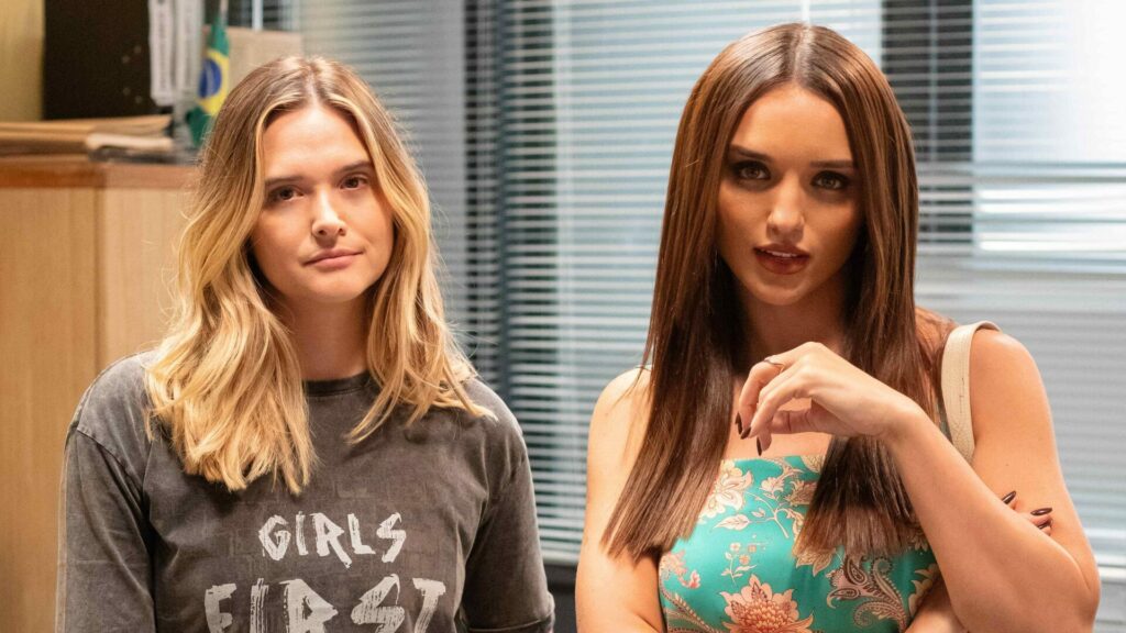 Electra (Juliana Paiva) e Jéssica (Rafa Kalimann)