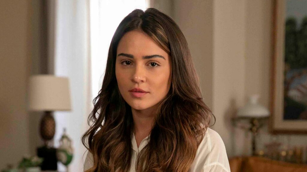Giullia Buscacio é Sandra em Renascer