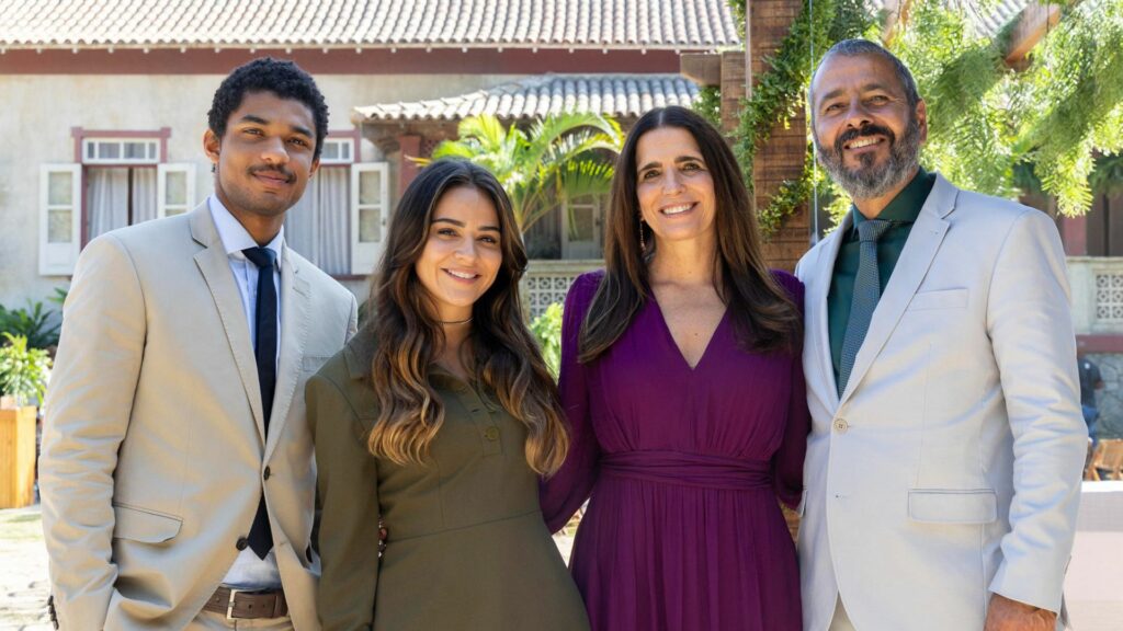 João Pedro (Juan Paiva), Sandra (Giullia Buscacio), Aurora (Malu Mader) e José Inocêncio (Marcos Palmeira) em Renascer