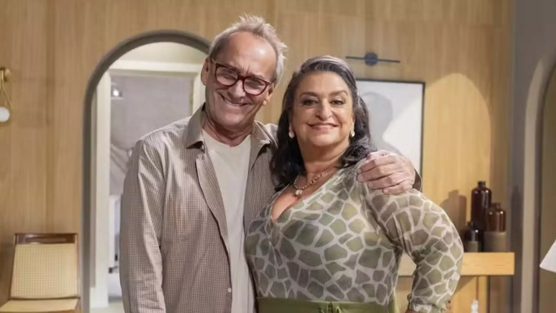 Jules (David Pinheiro) e Leda (Grace Gianoukas) em Família É Tudo