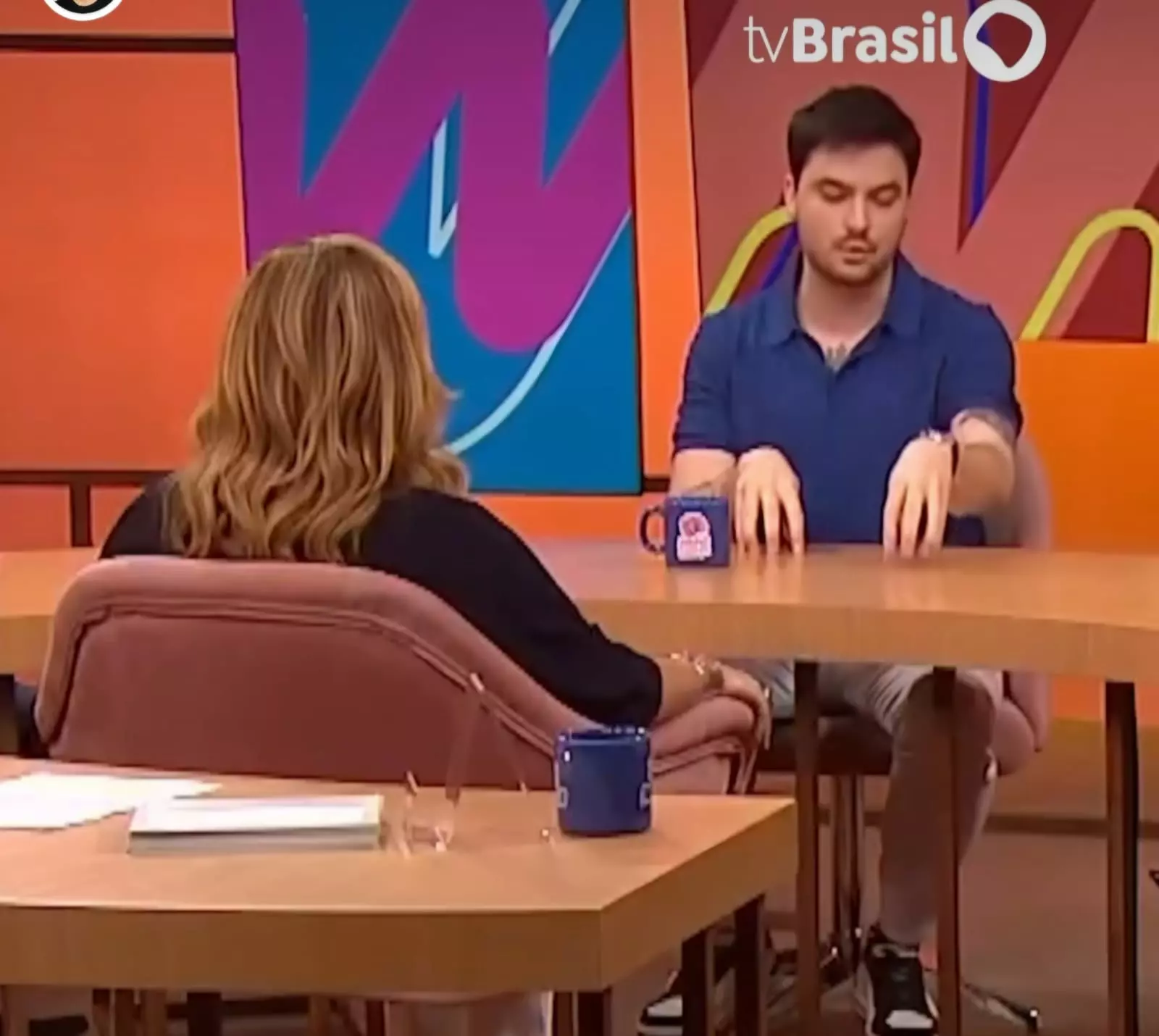 Felipe Neto dando entrevista para Cissa Guimarães no programa Sem Censura