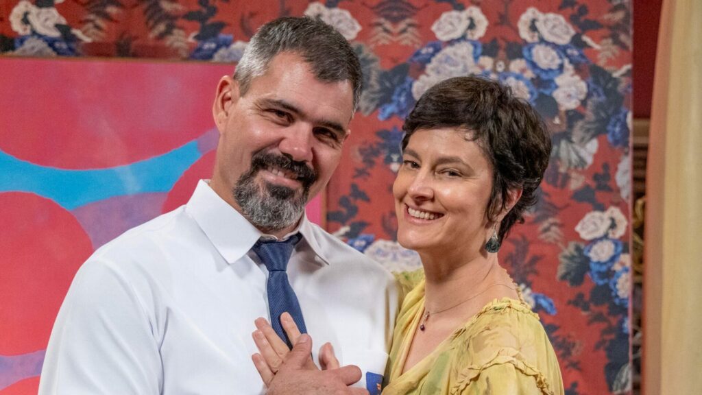 Tereza (Claudia Missura) e Jayme (Juliano Cazarré) em Volta por Cima