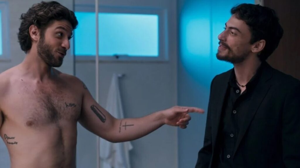 Mavi (Chay Suede) e Iberê (Jaffar Bambirra) de Mania de Você
